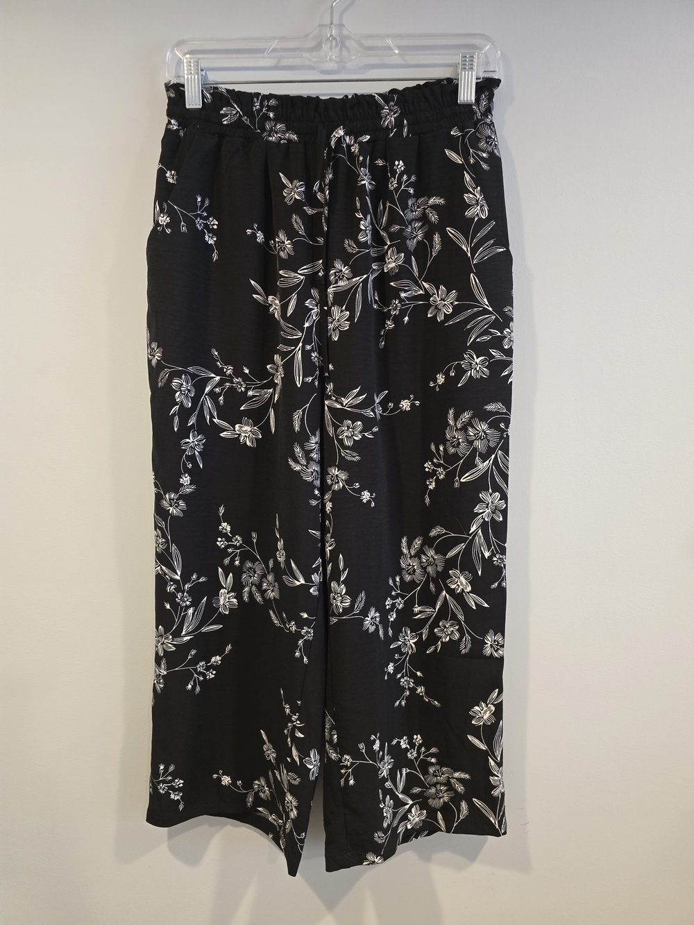 Black Floral Wide-Leg Capri